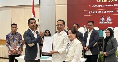 amsakar-achmad-dan-li-claudia-chandra-resmi-ditetapkan-sebagai-wali-kota-dan-wakil-wali-kota-batam-terpilih